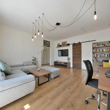 Big 75m2 Next To Opera Building In Direct Centrum, Air-conditioned, Balcony, 24h Self Checking Besztercebánya